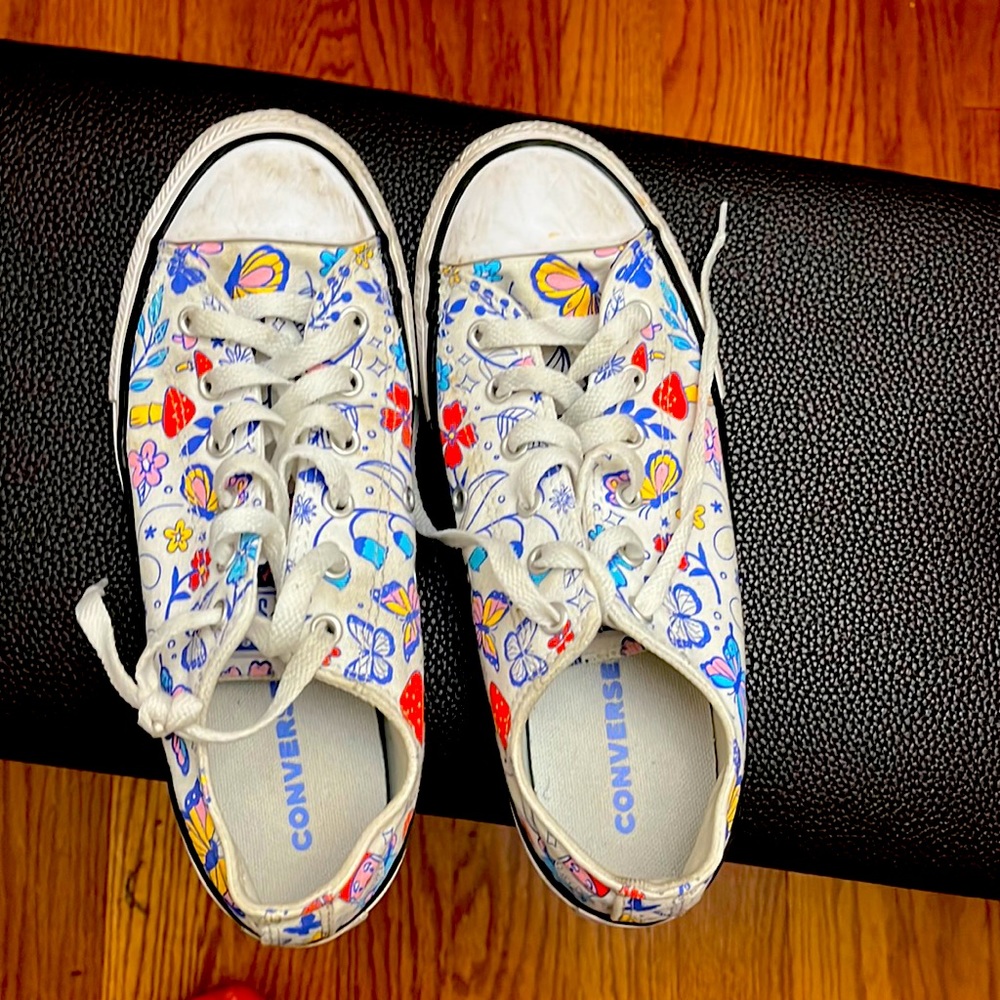Fairly worn, girls converses. - Picture 1 of 3
